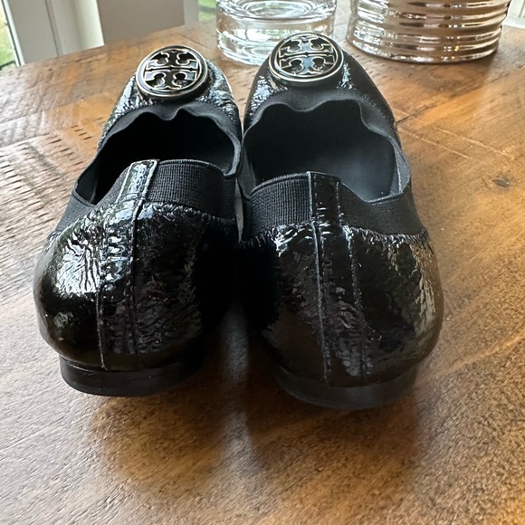Tory Burch Caroline Ballet Flat in Black Patent with Gold/ Enamel Logo, size 5.5 - Picture 3 of 4